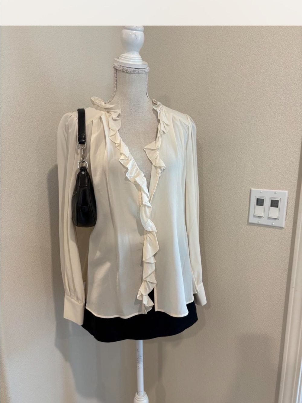 Sea New York cream silk ruffle blouse. Size 6